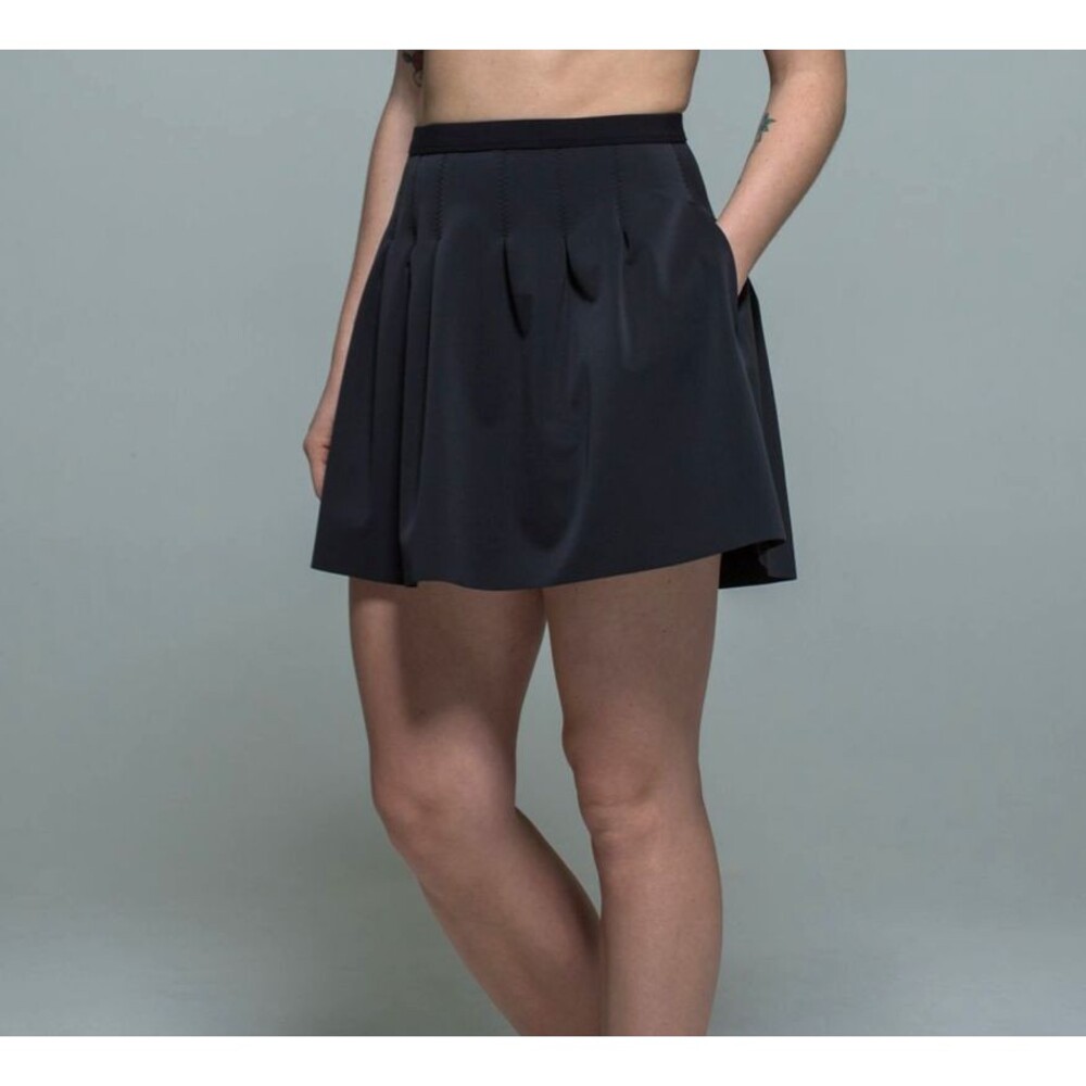 Lululemon Future Varsity Skirt Black  Size 8 EUC Pockets Preppy Academia
